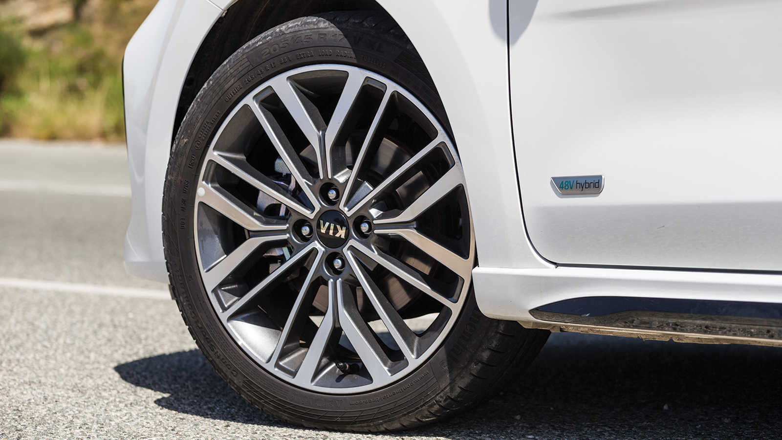 Οι 8ακτινες 17αρες ζάντες ανήκουν στον εξοπλισμό της GT-Line έκδοσης και σε συνδυασμό με τις αναρτήσεις φιλτράρουν σωστά τις πληροφορίες που στέλνουν 